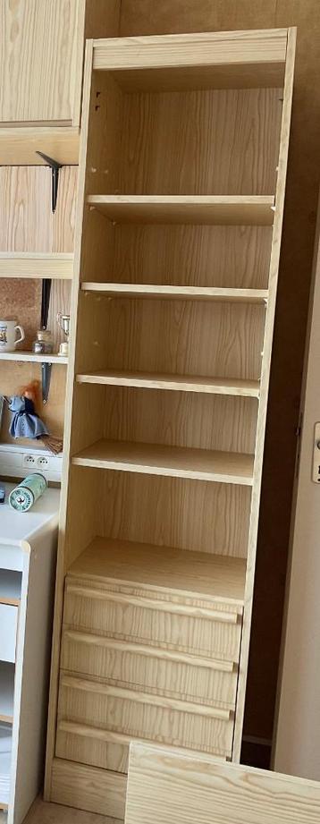 2 grenen boekenkasten beschikbaar voor biedingen