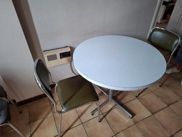 Tafel met 3 stoelen beschikbaar voor biedingen