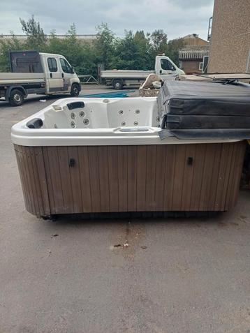 Jacuzzi. Gratis geleverd geplaatst en 1j garantie  beschikbaar voor biedingen