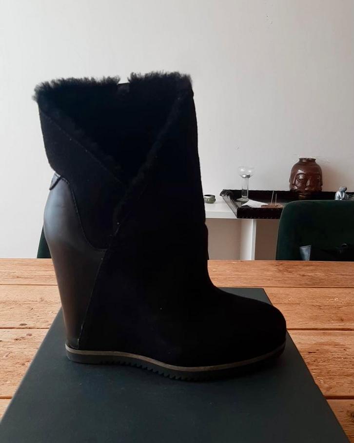 Zwarte UGG classic mondri cuff mt37, Kleding | Dames, Schoenen, Nieuw, Lage of Enkellaarzen, Zwart, Ophalen of Verzenden