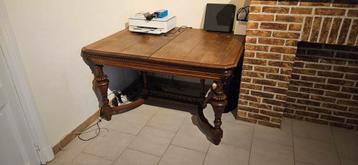Très belle table en bois style Henri 2