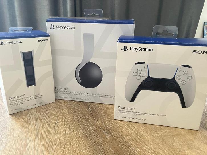 PS5 Accesoires headset, charging station, Games en Spelcomputers, Spelcomputers | Sony Consoles | Accessoires, Zo goed als nieuw