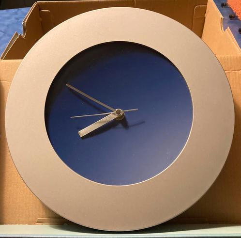 Zilverkleurige Analoge Wandklok, Huis en Inrichting, Woonaccessoires | Klokken, Gebruikt, Wandklok, Ophalen