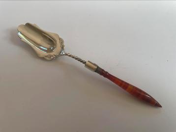Hollands suikerschepje 1832-69 in zilver met kornalijn hecht beschikbaar voor biedingen