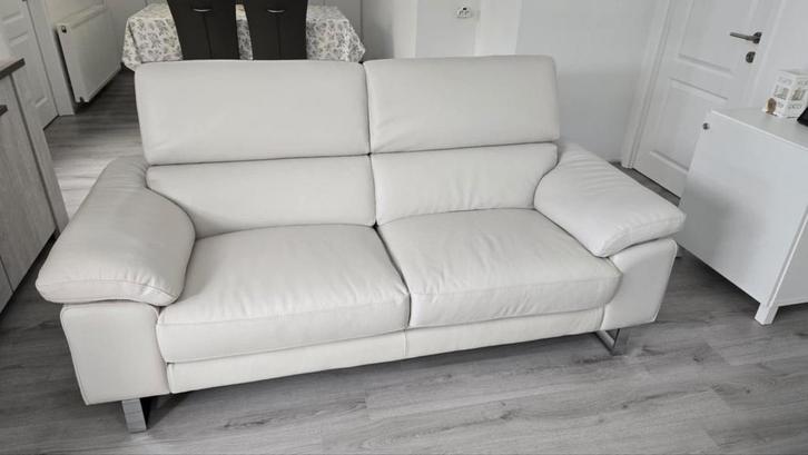 NIEUW Zetel in echt leer, 2,5 zit, beige crème kleur, Huis en Inrichting, Zetels | Zetels, Zo goed als nieuw, Leer, Ophalen