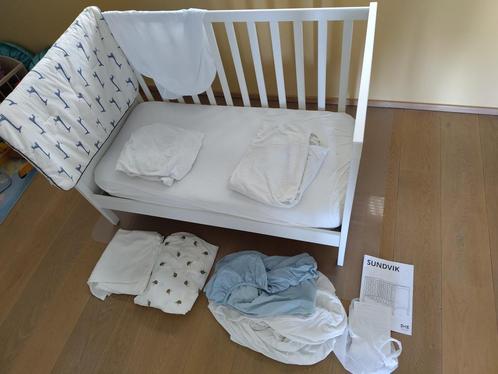 Ikea babybed Sundvik met matras en beddengoed, Kinderen en Baby's, Babywiegjes en Ledikanten, Gebruikt, Ledikant, Ophalen