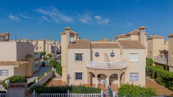 Charmant herenhuis met 3 slaapkamers in Playa Flamenca/La Ze beschikbaar voor biedingen