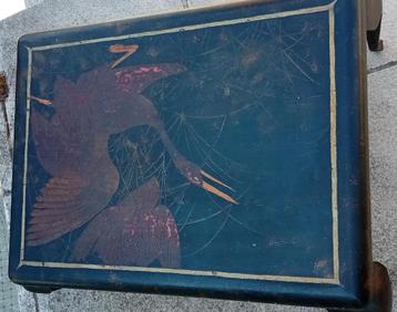 Kleine salontafel van beschilderd hout beschikbaar voor biedingen