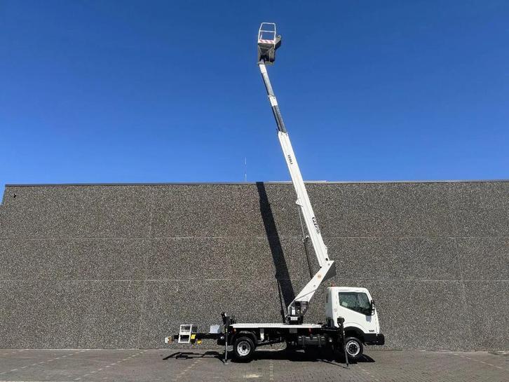 Nissan Cabstar NT400 ISOLI PT200 ONLY 25 000 KM AND 840HOURS, Auto's, Bestelwagens en Lichte vracht, Bedrijf, Te koop, Nissan