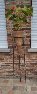 Prachtige plantenstandaard met keramieken vaas en Anthurium, Huis en Inrichting, Woonaccessoires | Vazen, Ophalen, Overige materialen