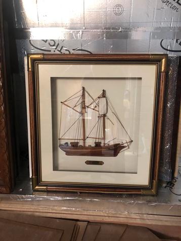 Maquette van historische boot achter glas, Enlèvement ou Envoi