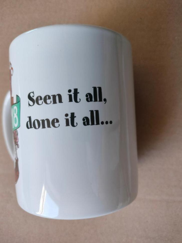 18 ont tout vu, tout fait,... tasse, sac, tasse, Russ Berrie, Collections, Porcelaine, Cristal & Couverts, Comme neuf, Tasse et/ou soucoupe