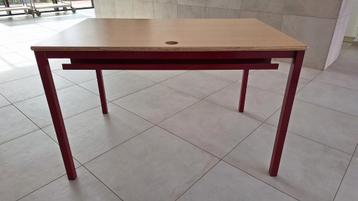 Bureau met kabelgoot beschikbaar voor biedingen