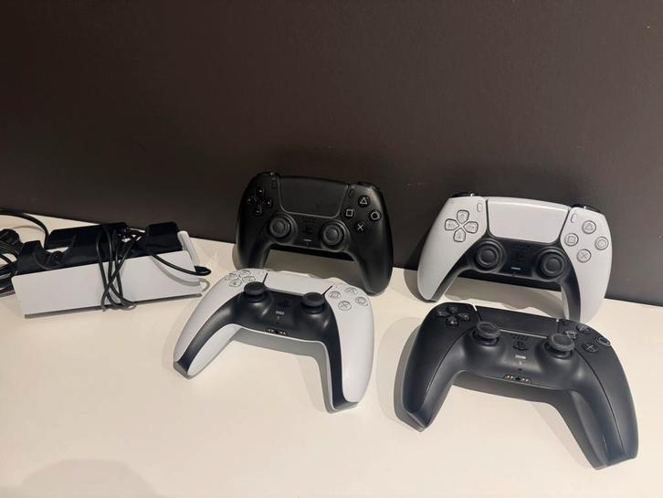 4 Originele PS5 Controllers + Oplaadstation te Koop!, Games en Spelcomputers, Games | Sony PlayStation 5, Zo goed als nieuw, Ophalen of Verzenden