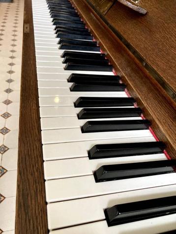 piano disponible aux enchères