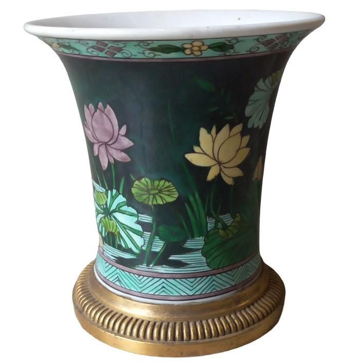 Oosters vaasje op bronzen voetje, Antiek en Kunst, Antiek | Vazen, Ophalen of Verzenden