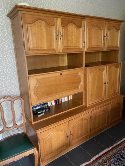 gratis eetplaats (met tafel en stoelen), Huis en Inrichting, Kasten | Wandmeubels, Ophalen
