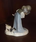 Vintage porseleinen  beeldje meisje met hond, Verzamelen, Ophalen of Verzenden, Zo goed als nieuw, Mens