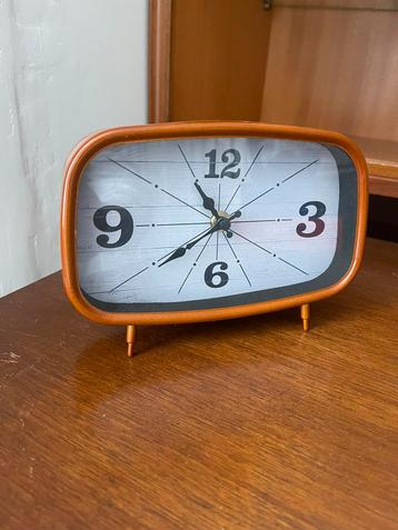 Kleine vintage look klok beschikbaar voor biedingen