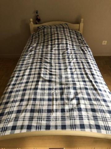 1-persoonsbed + lattenbodem + matras + nachttafel beschikbaar voor biedingen