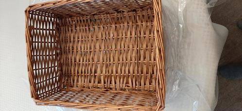 Grote Geweven geschenkmand, Huis en Inrichting, Woonaccessoires | Schalen en Manden, Zo goed als nieuw, Mand, Rechthoekig, Ophalen of Verzenden