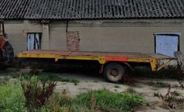 Platte kar, landbouwwagen beschikbaar voor biedingen