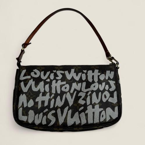 Louis Vuitton graffiti pochette accessoires, Handtassen en Accessoires, Tassen | Damestassen, Gebruikt, Schoudertasje, Overige kleuren