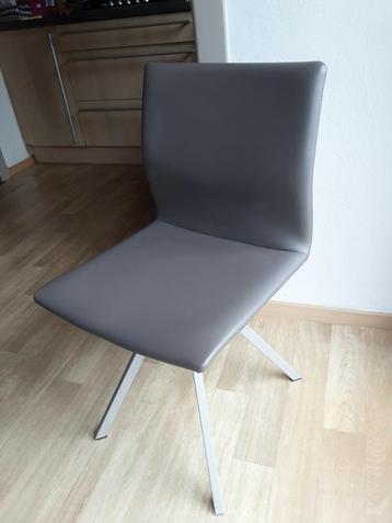 Stoelen stevige staat metalen onderstel  ! 4STUKS beschikbaar voor biedingen