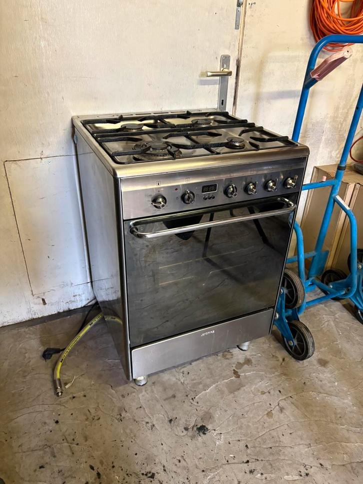 Gasfornuis Smeg – 4 pitten met elektrische oven, Elektronische apparatuur, Fornuizen, Zo goed als nieuw, Ophalen