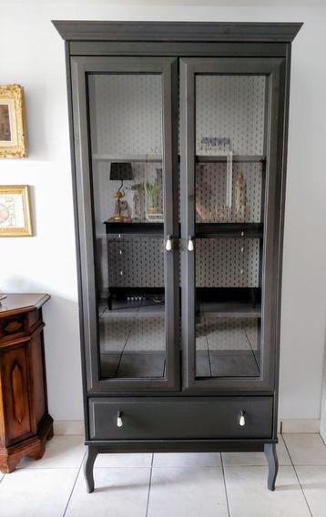Mooie elegante vitrine of boekenkast beschikbaar voor biedingen