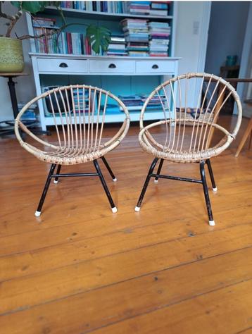 Twee vintage rotan stoelen kinderformaat beschikbaar voor biedingen