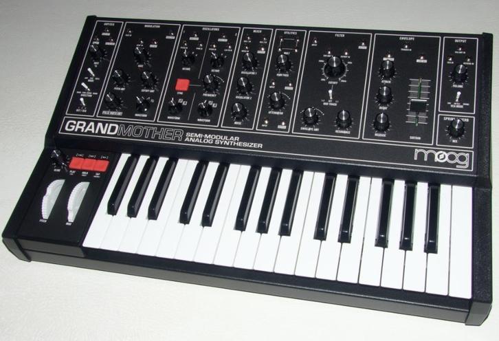 NEUF! - Moog GrandMother Dark Edition, Muziek en Instrumenten, Synthesizers, Nieuw, Ophalen