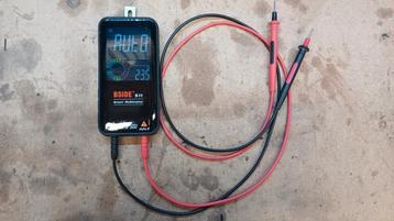 Digitale multimeter met verschillende functies in goede werk beschikbaar voor biedingen