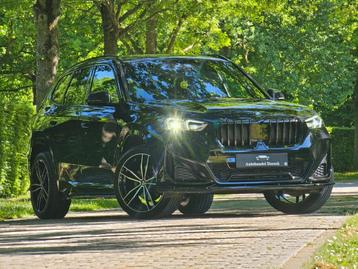 Bmw x1 X1 sdrive 20i | M sport | 20inch | 2023 | trekhaak, Auto's, 1800 kg, Zwart, Leder, Bedrijf
