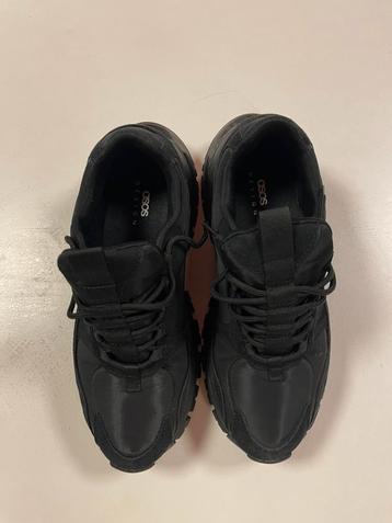 Moderne en stevige zwarte sneakers voor op straat en sport, beschikbaar voor biedingen