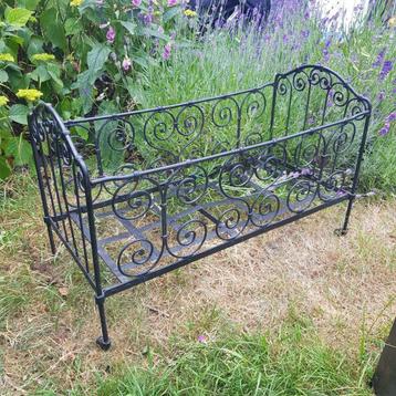 Antiek poppenbedje in smeedijzer beschikbaar voor biedingen