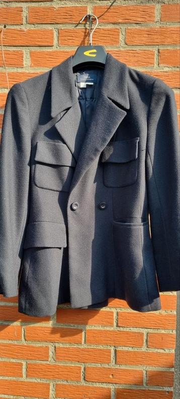 Dames vest beschikbaar voor biedingen