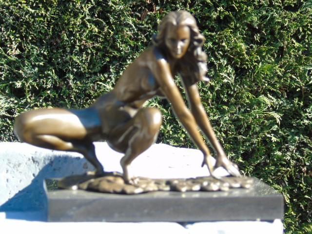 Naakte vrouw hurkend op het strand, brons gesigneerd, CESARO, Antiek en Kunst, Antiek | Brons en Koper, Brons, Ophalen of Verzenden