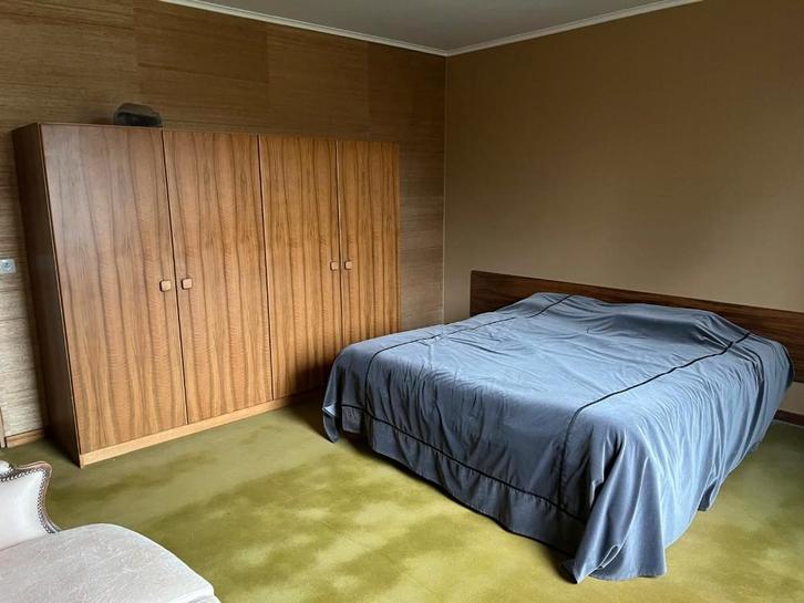 slaapkamer in notelaar: kledingkast, dubbel bed en hoofdbord, Huis en Inrichting, Slaapkamer | Bedden, Gebruikt, Tweepersoons