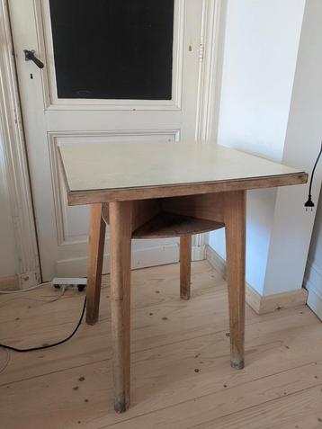 vintage kaarttafel beschikbaar voor biedingen