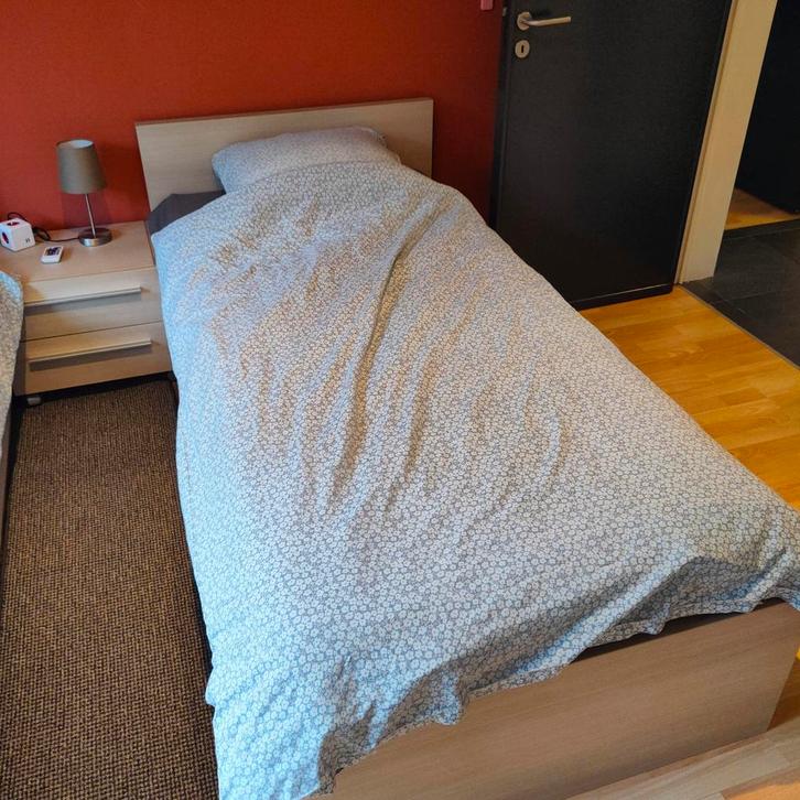 Lit une personne, enfant 90x200 + table de chevet+ armoire, Maison & Meubles, Chambre à coucher | Chambres à coucher complètes