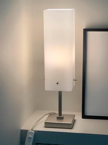 Tafellamp in melkglas op inox voet - STUDIO DESIGN ITALIA