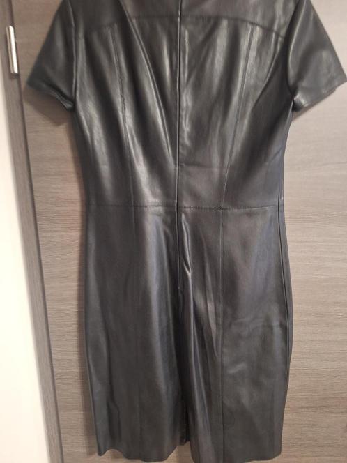 Mango zwarte jurk van synthetisch leer, Kleding | Dames, Jurken, Zo goed als nieuw, Maat 38/40 (M), Zwart, Knielengte, Ophalen of Verzenden