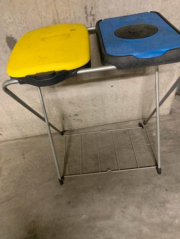 Poubelle jaune et bleu beschikbaar voor biedingen