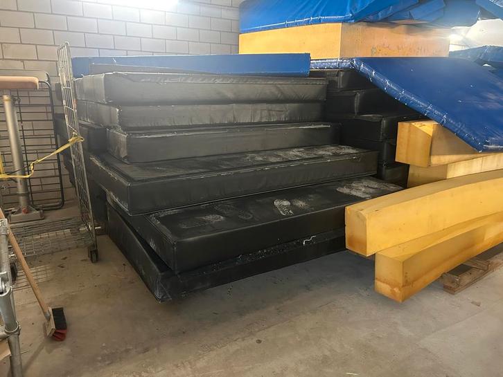 Zwarte matten - vele aanwezig. Meerdere maten!!, Sport en Fitness, Turnen, Zo goed als nieuw, Materiaal, Zwart, Ophalen