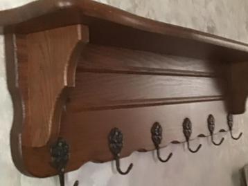 Houten kapstok beschikbaar voor biedingen