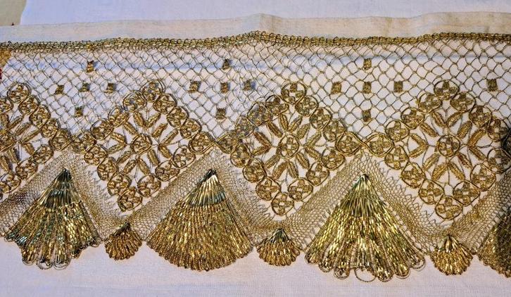 Broderie  goud verschillende linten,koorden, Kwasten, Antiek en Kunst, Curiosa en Brocante, Ophalen of Verzenden