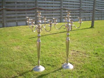 2 kandelaars met 5 armen 1 meter hoog brons zilver kleur beschikbaar voor biedingen