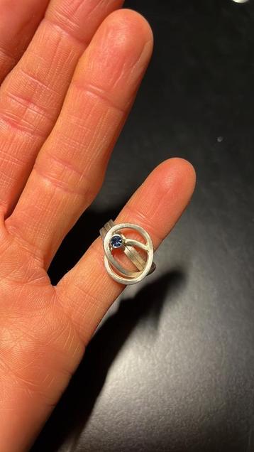 Zilveren ring met blauw steentje beschikbaar voor biedingen