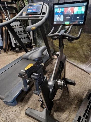 3 démonstrations avec écran de 22 pouces Technogym Bike disponible aux enchères